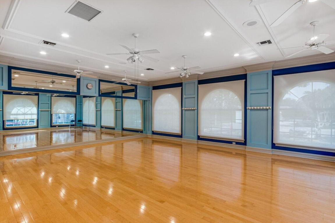 6821 Castlemaine Avenue