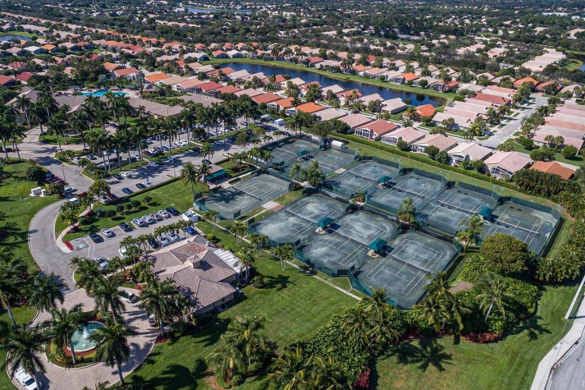 6821 Castlemaine Avenue