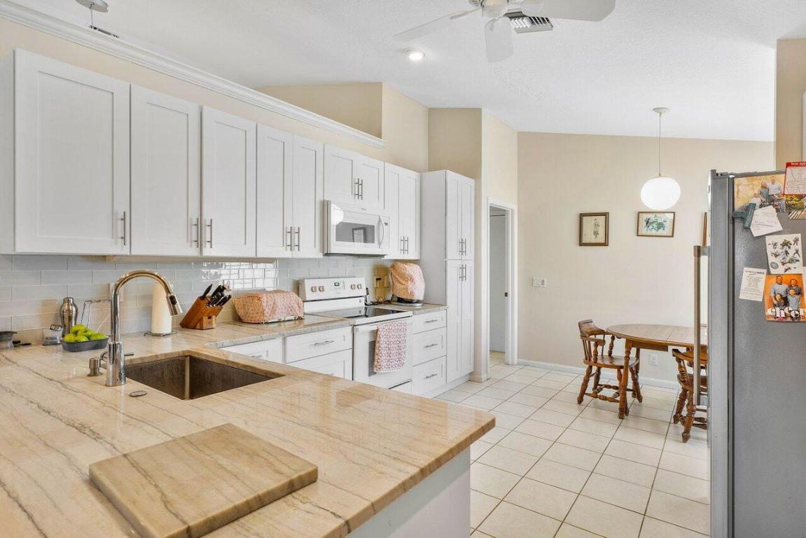 6821 Castlemaine Avenue