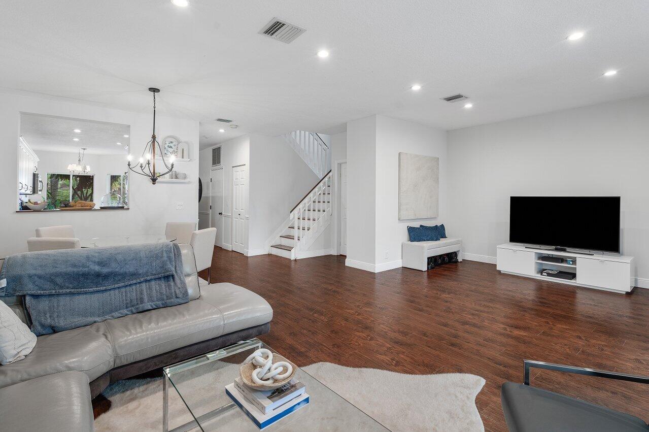 6823 Via Regina Unit: 0