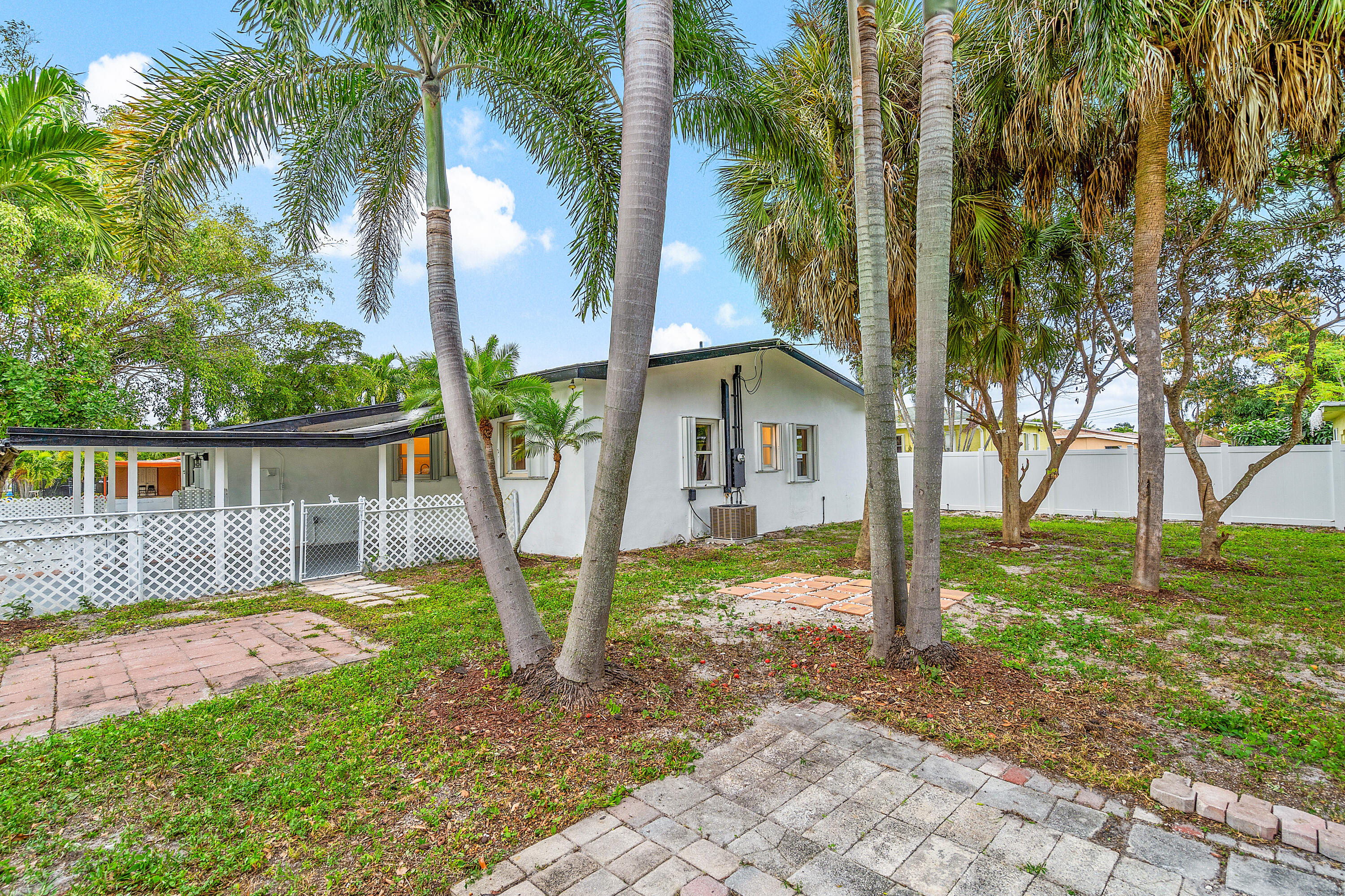 124 SW 8th Court, Delray Beach