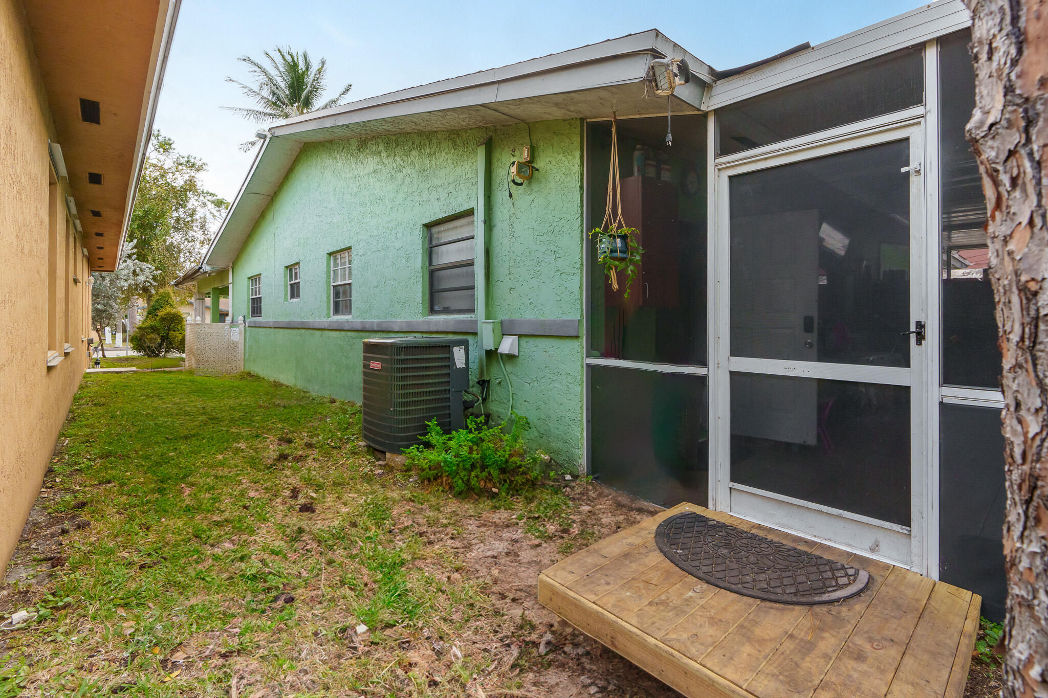 2839 NW 9th Court