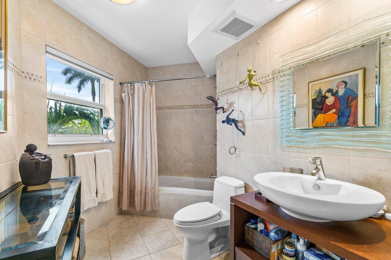 1000 Lowry Street 2b