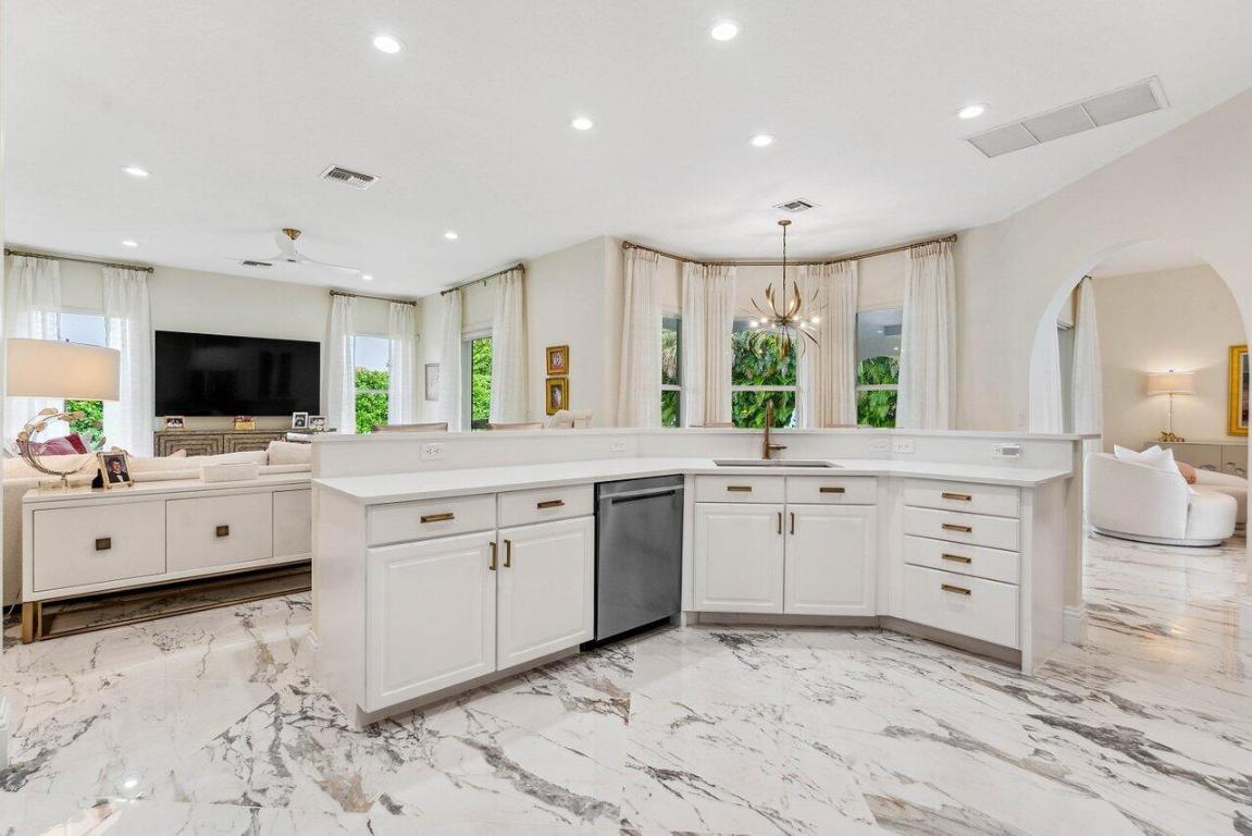 100 N Country Club Boulevard, Atlantis