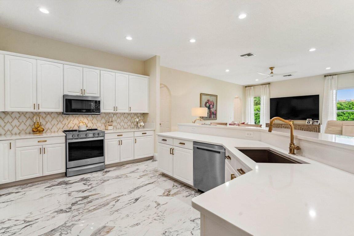 100 N Country Club Boulevard, Atlantis