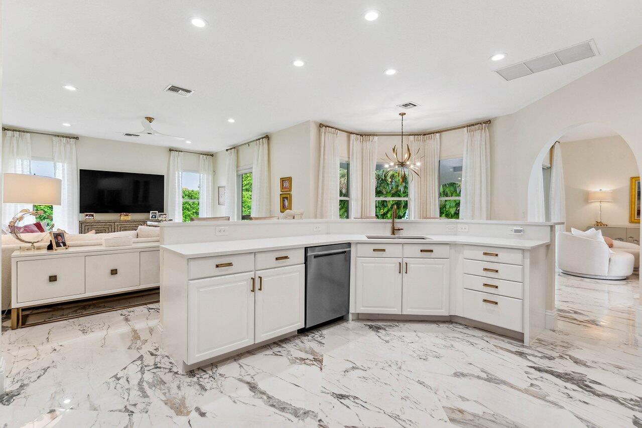 100 N Country Club Boulevard, Atlantis