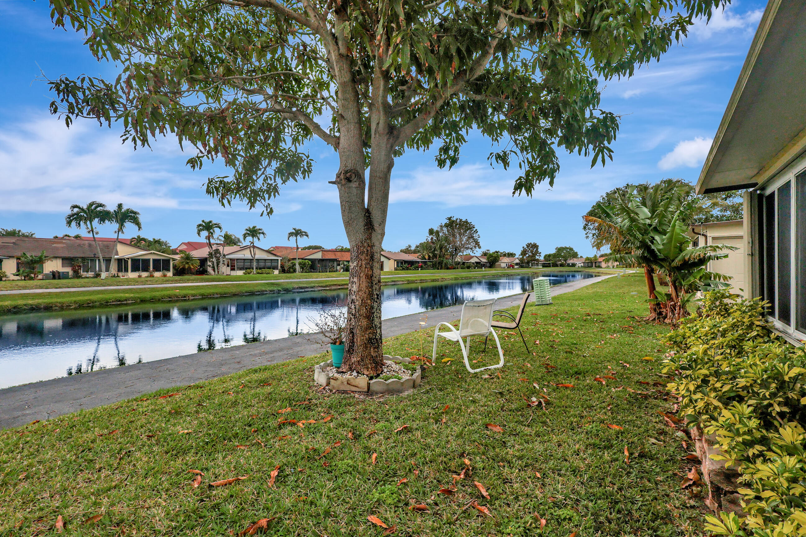 5162 Mirror Lakes Boulevard