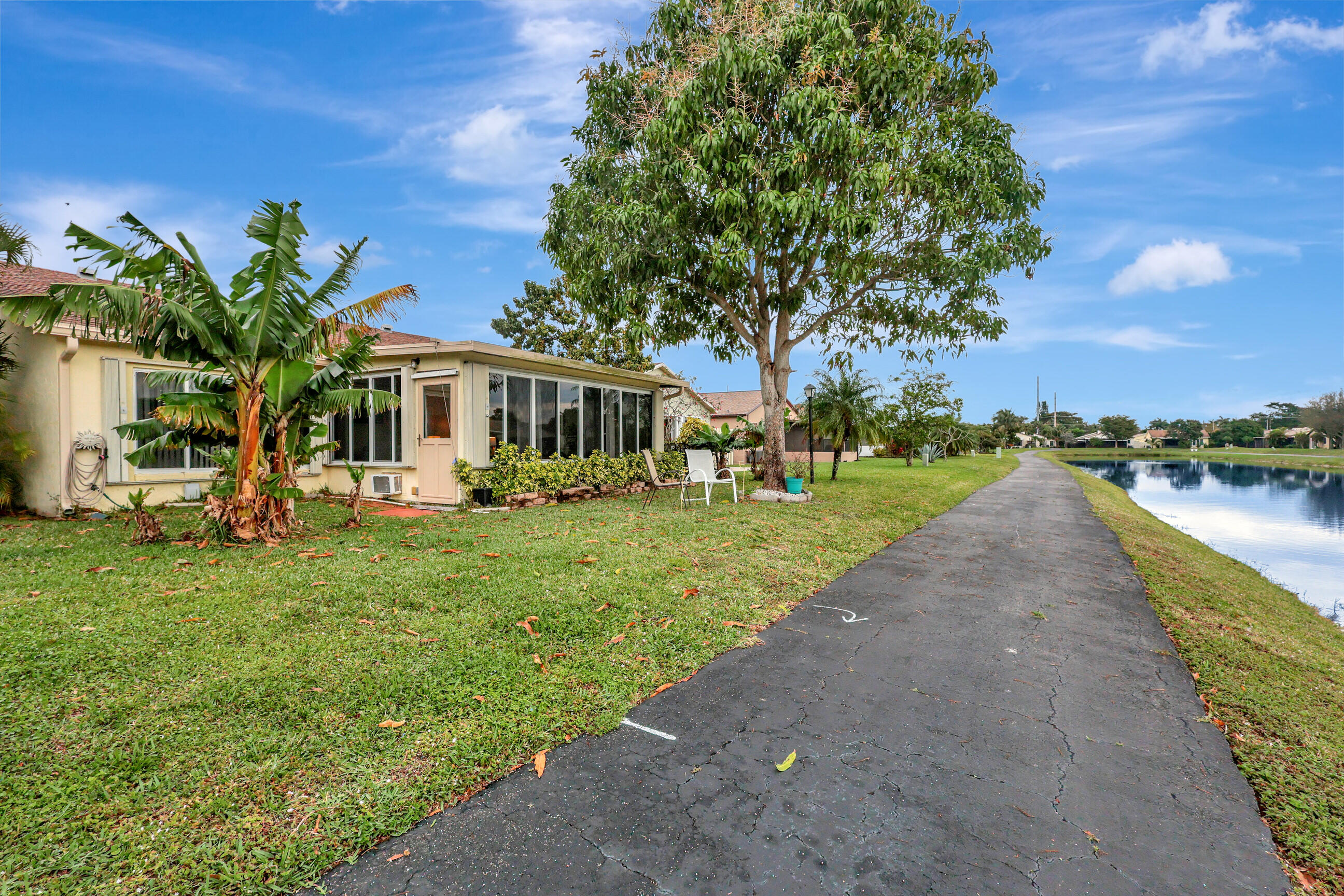 5162 Mirror Lakes Boulevard