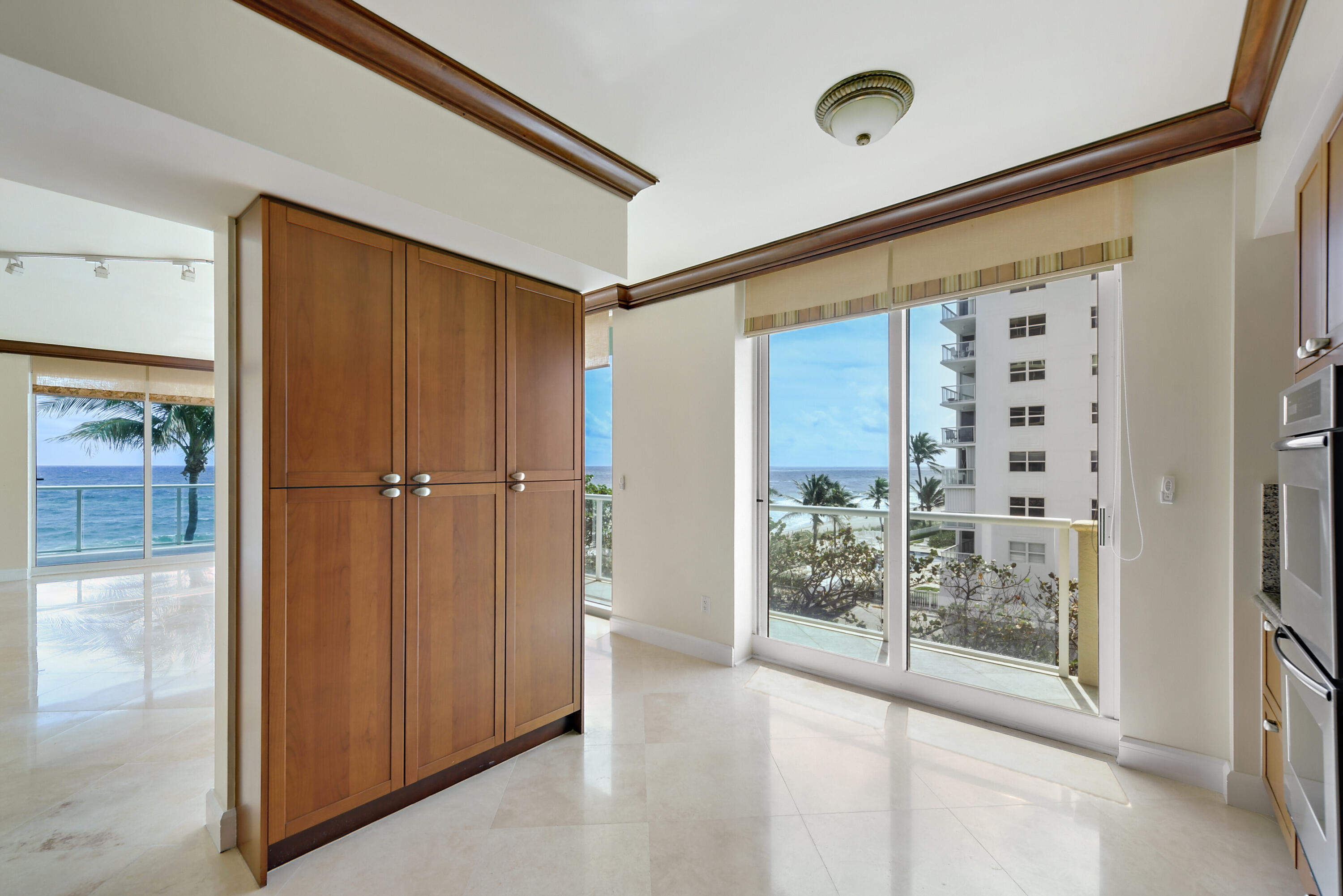 1063 Hillsboro Mile 301