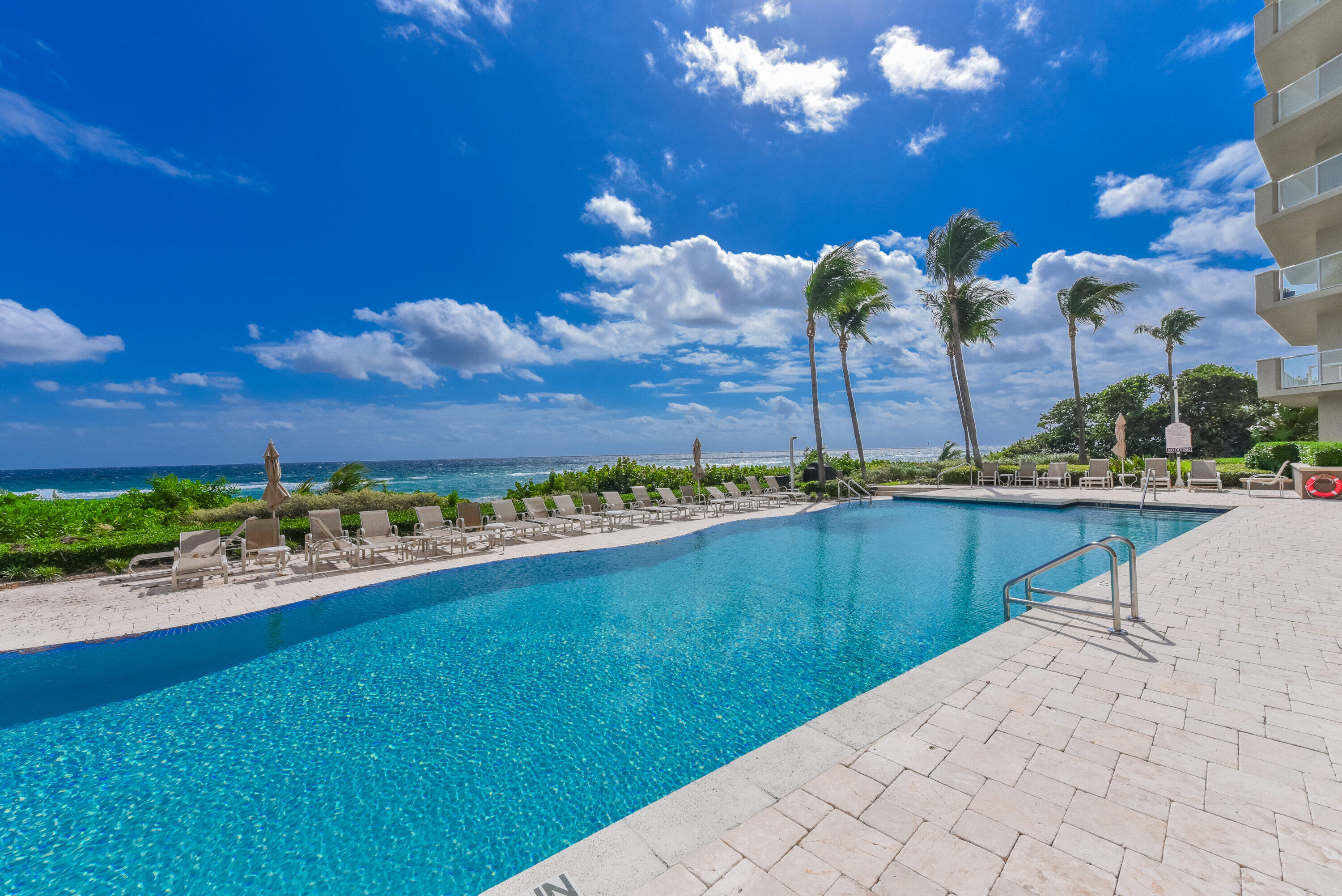 1063 Hillsboro Mile 301