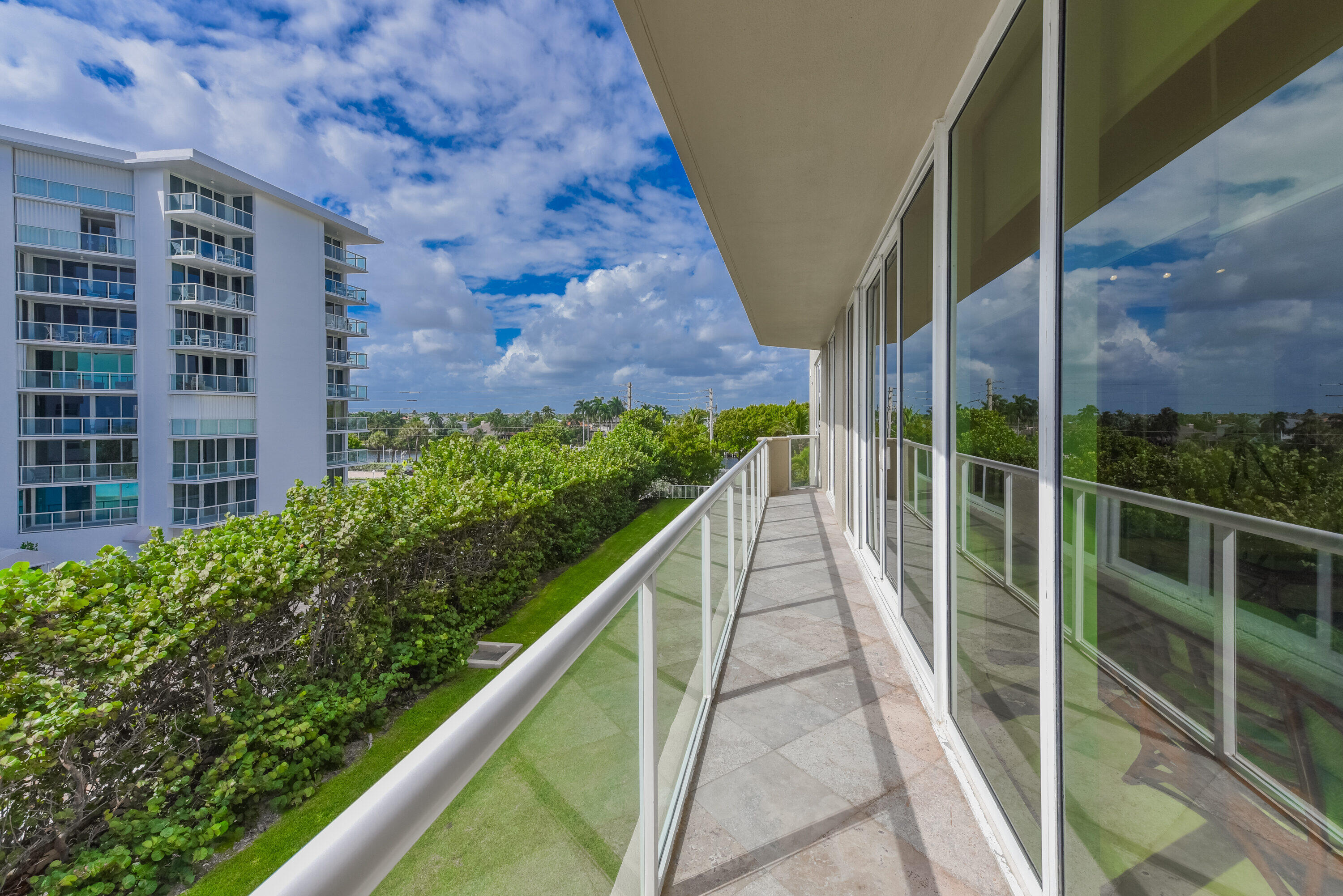 1063 Hillsboro Mile 301