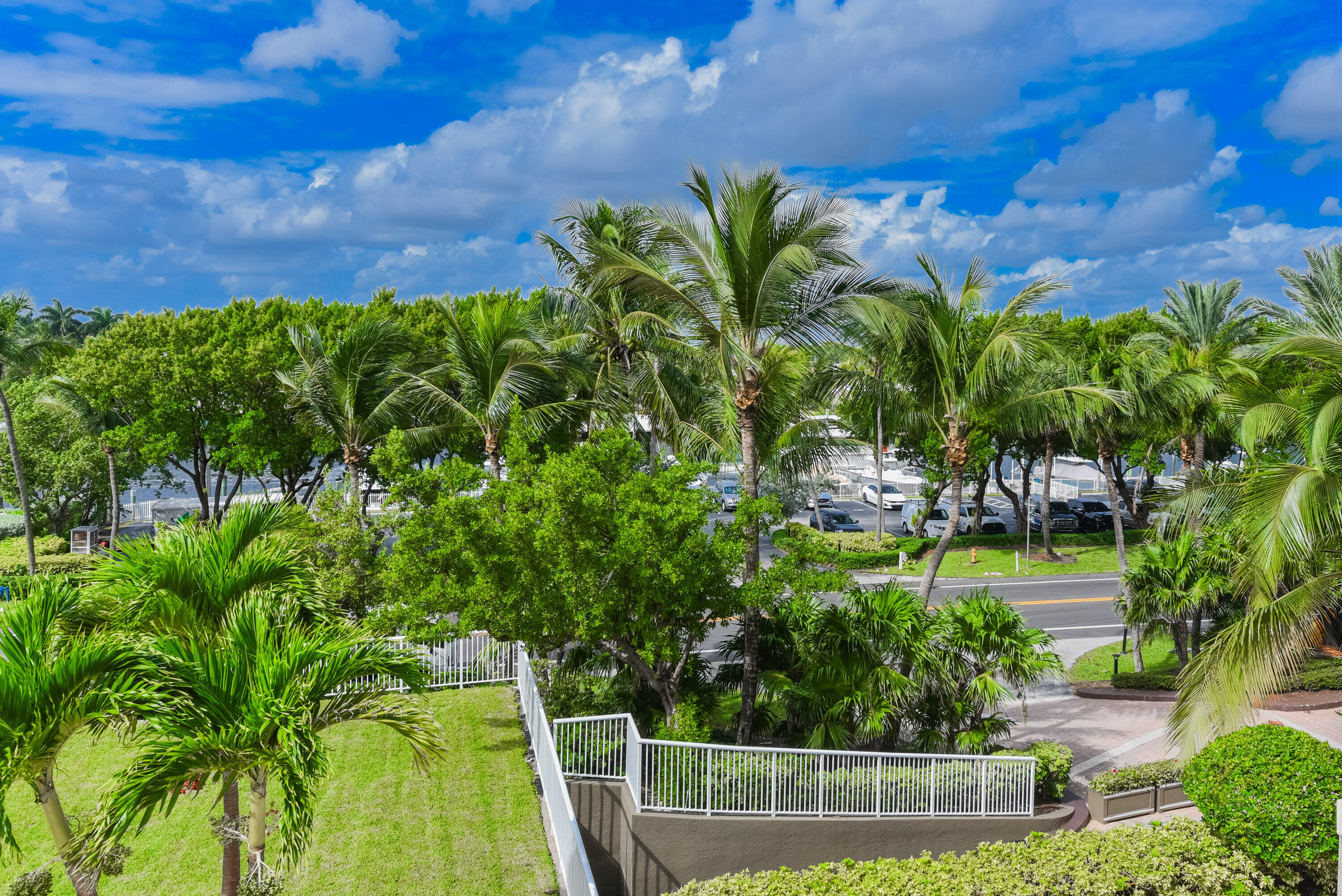 1063 Hillsboro Mile 301