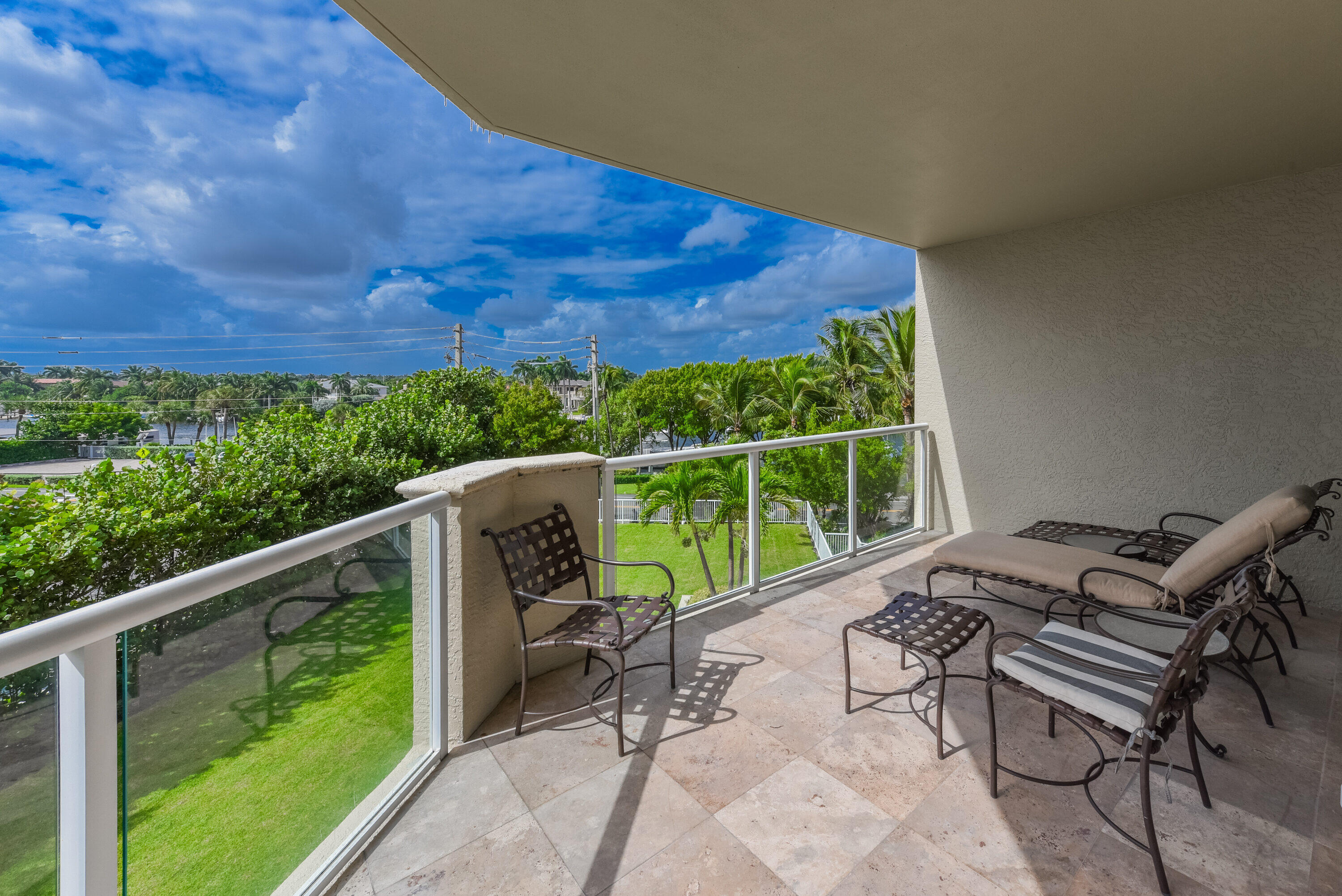 1063 Hillsboro Mile 301