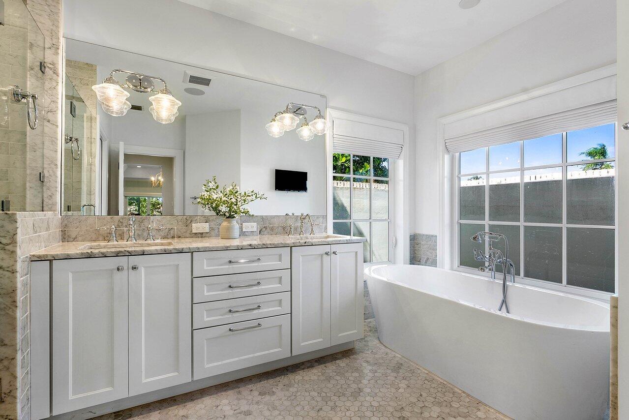 570 N Country Club Drive, Atlantis