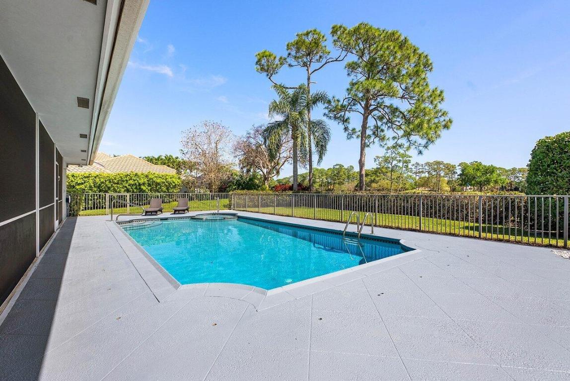 570 N Country Club Drive, Atlantis