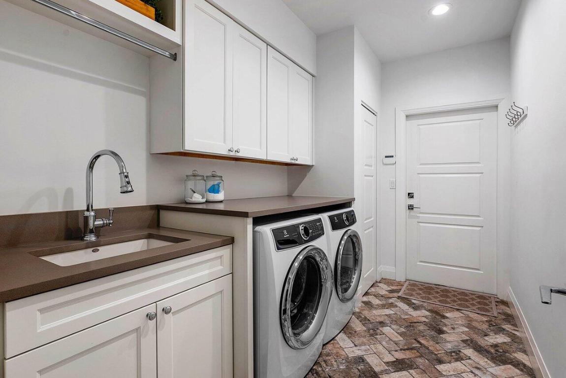 570 N Country Club Drive, Atlantis