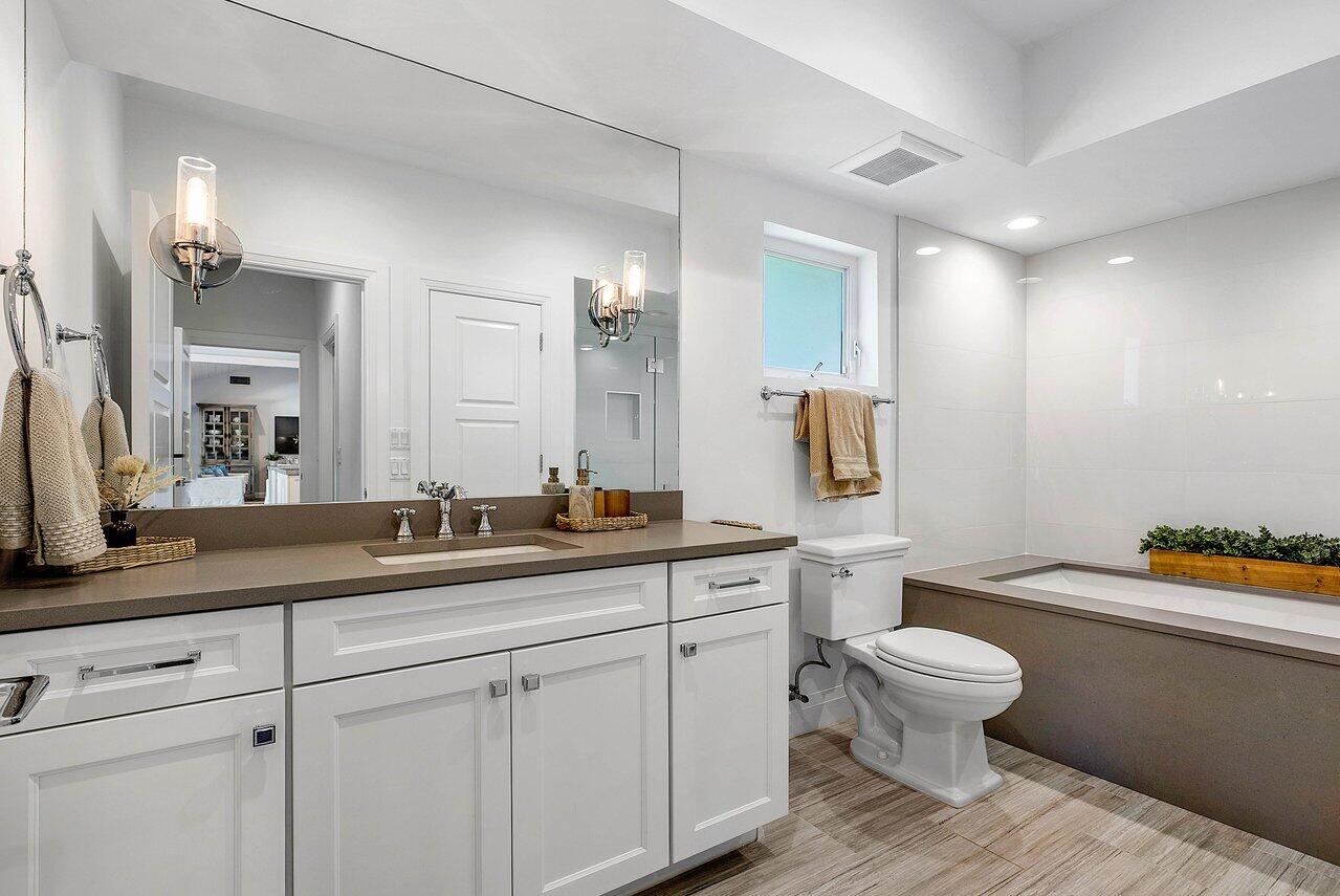 570 N Country Club Drive, Atlantis