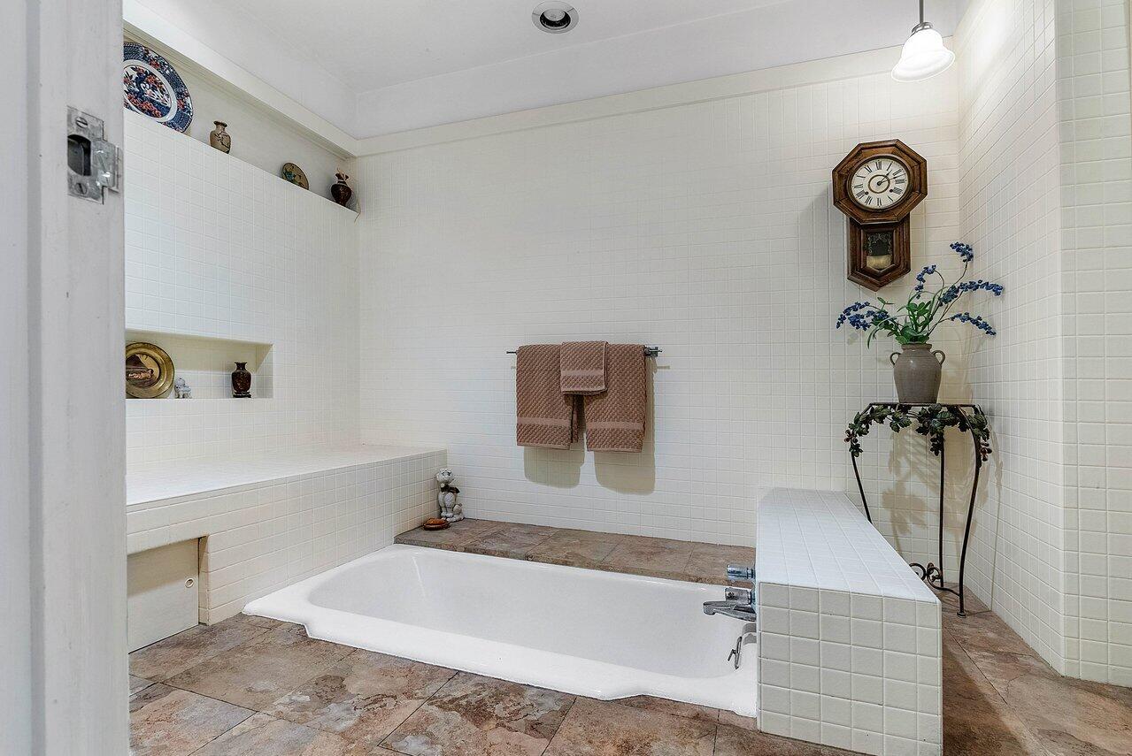 261 N Country Club Drive, Atlantis