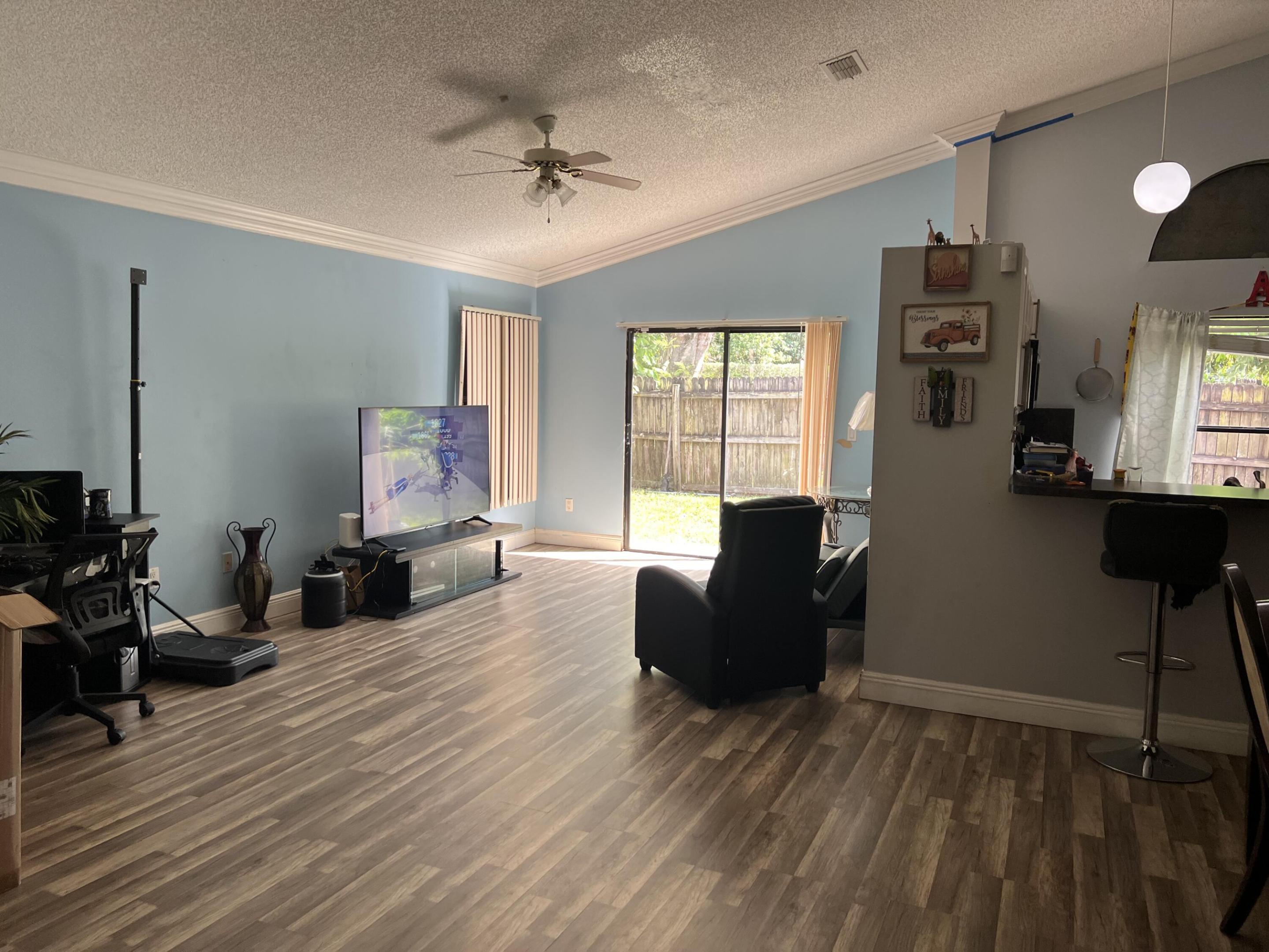 813 E Palm Run Drive, North Lauderdale