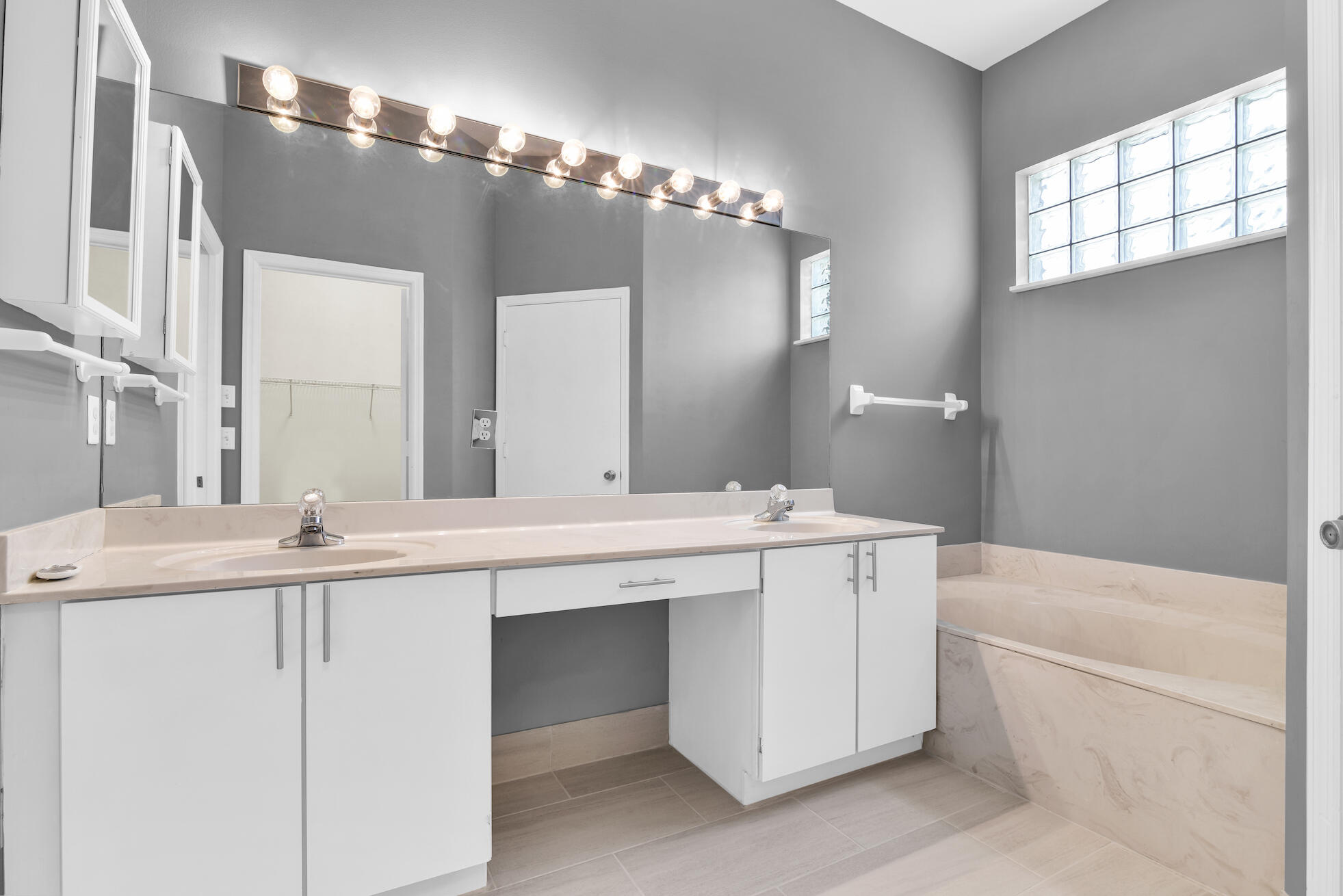 4800 Sherwood Forest Drive