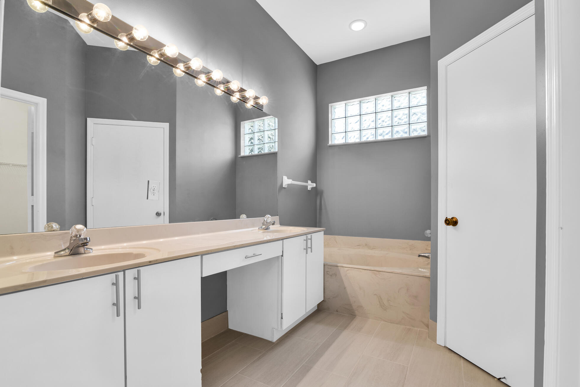 4800 Sherwood Forest Drive