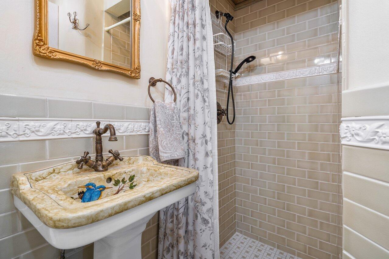 521 N Swinton Avenue