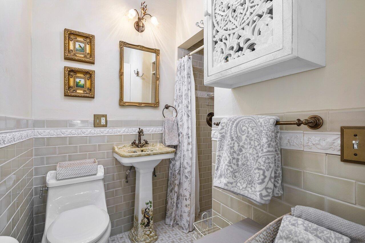 521 N Swinton Avenue