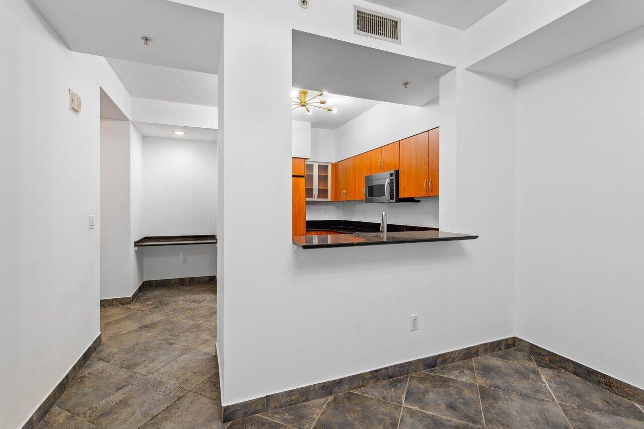 233 S Federal Hwy Highway 208