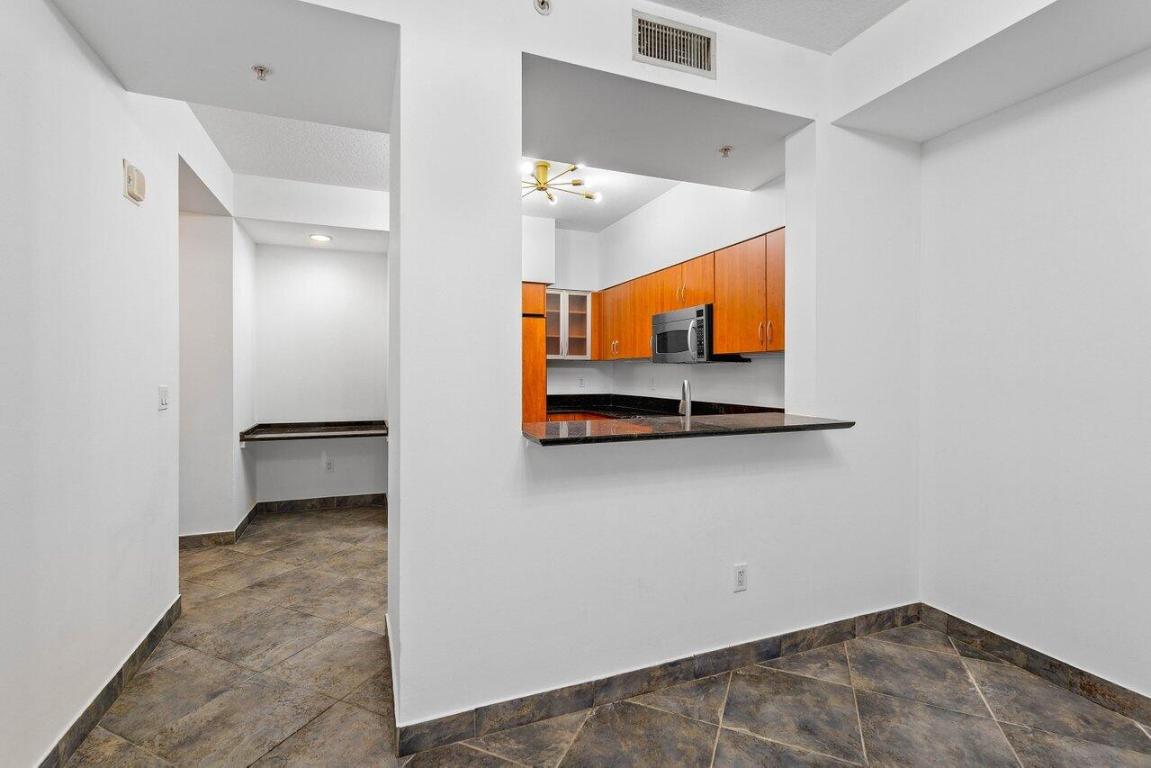 233 S Federal Hwy Highway 208