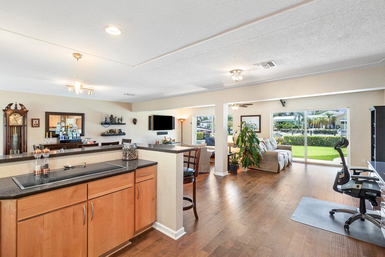906 SE 10th Court