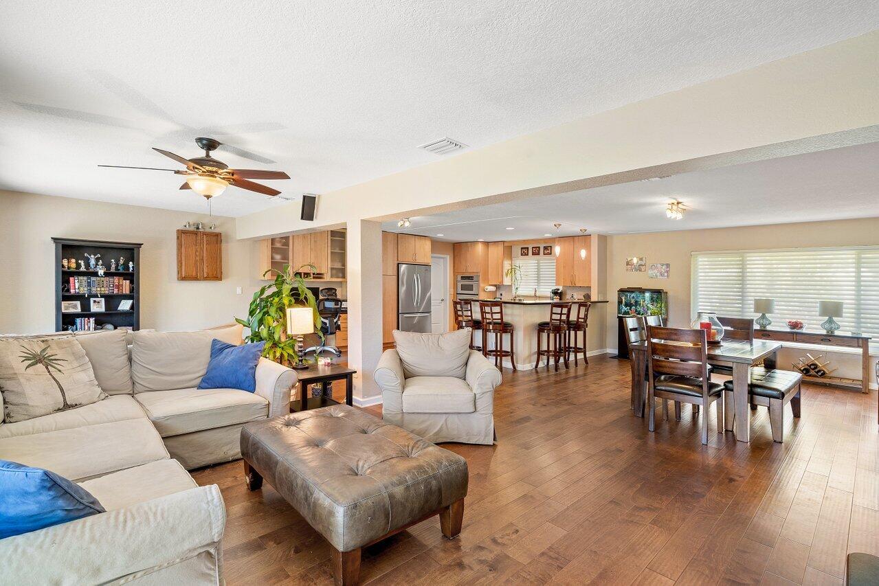 906 SE 10th Court