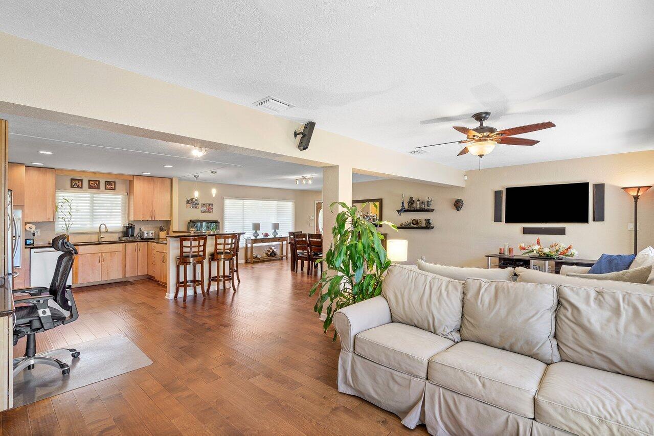 906 SE 10th Court