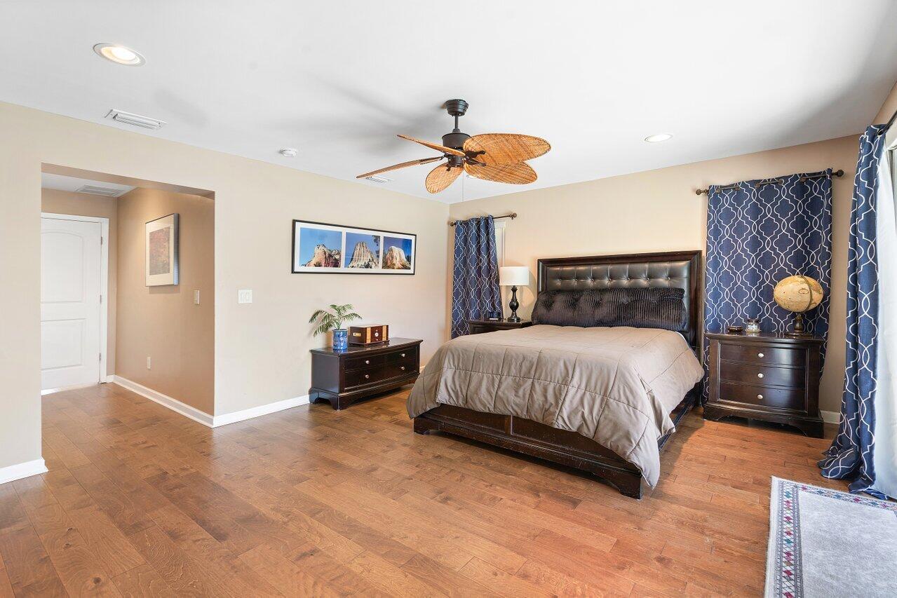 906 SE 10th Court