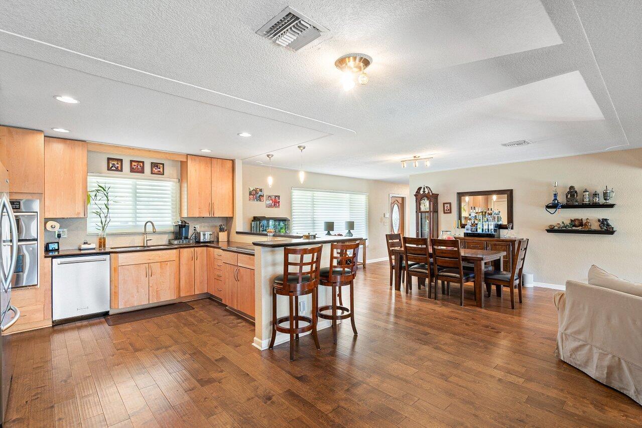 906 SE 10th Court