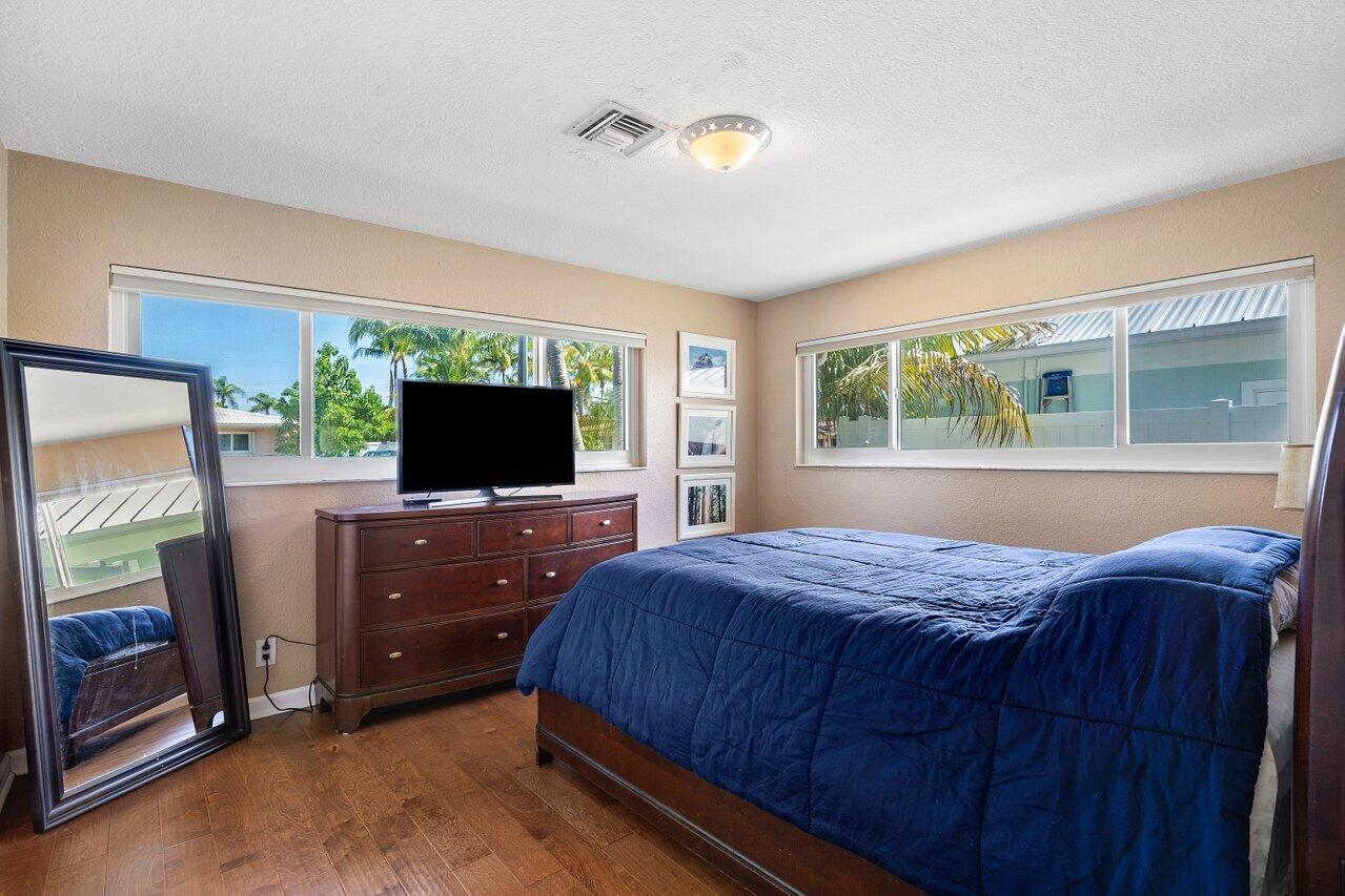906 SE 10th Court