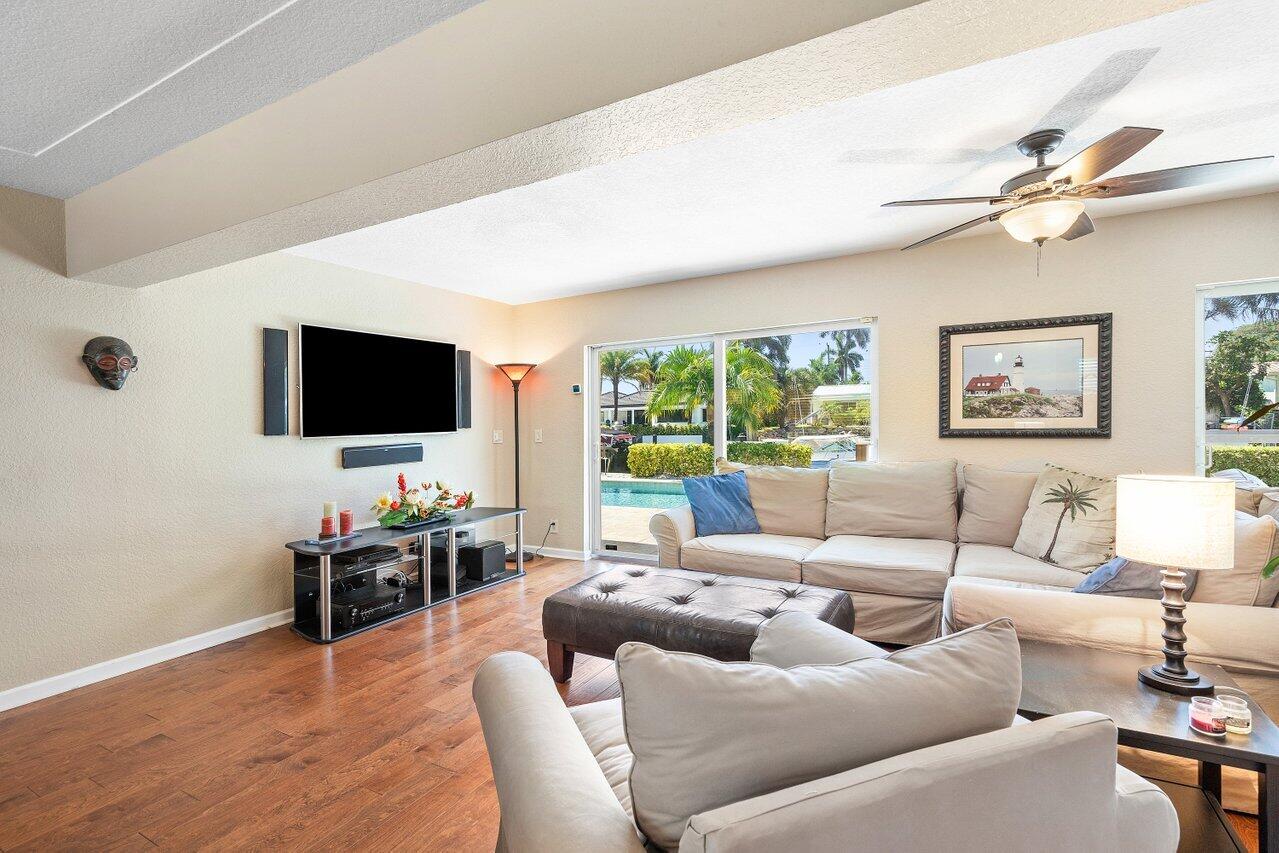 906 SE 10th Court