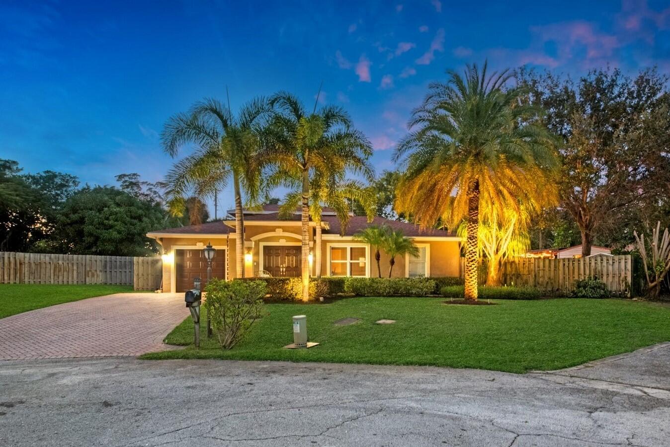 2220 W Pineridge Court