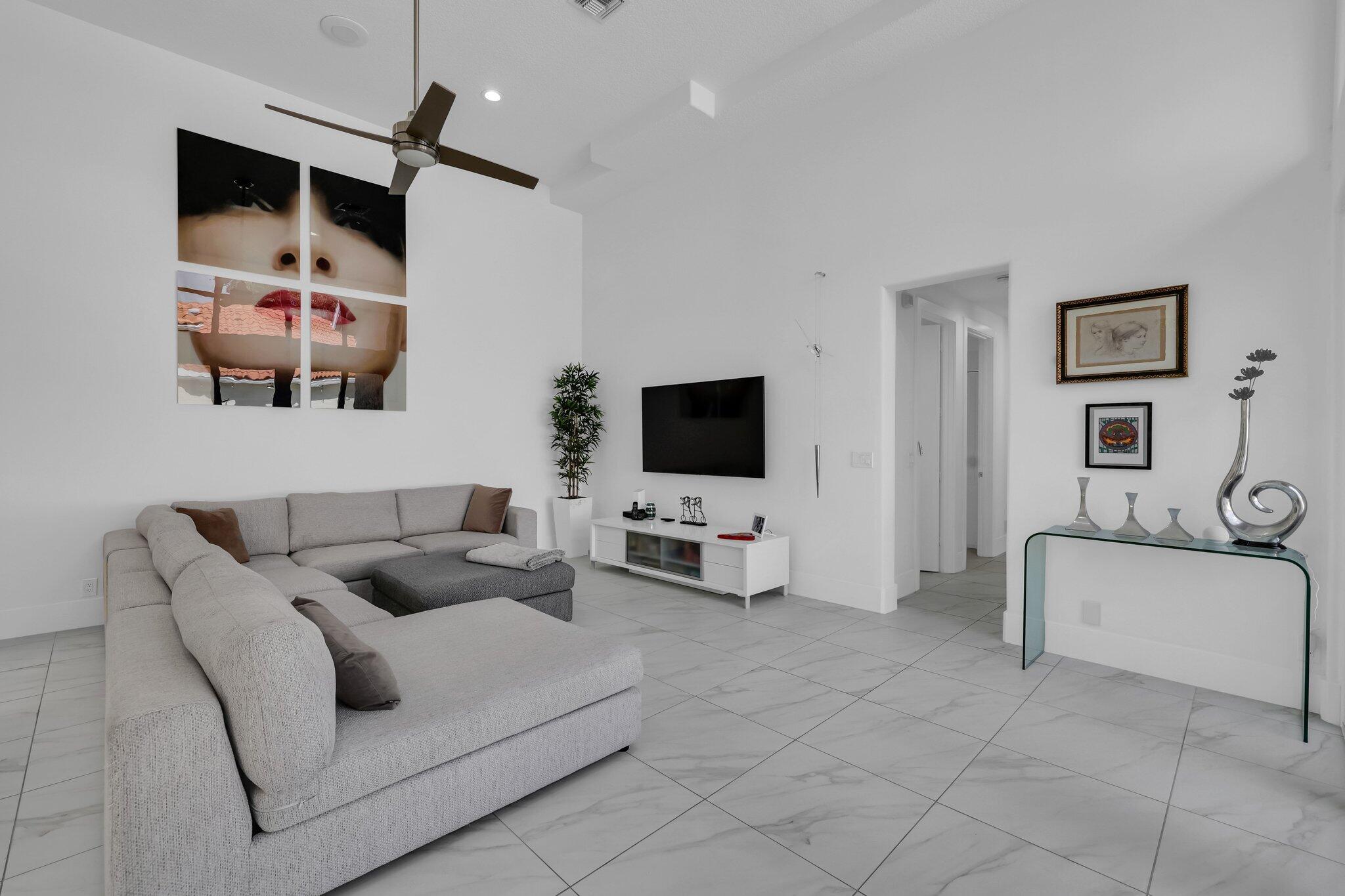 7434 Campo Florido