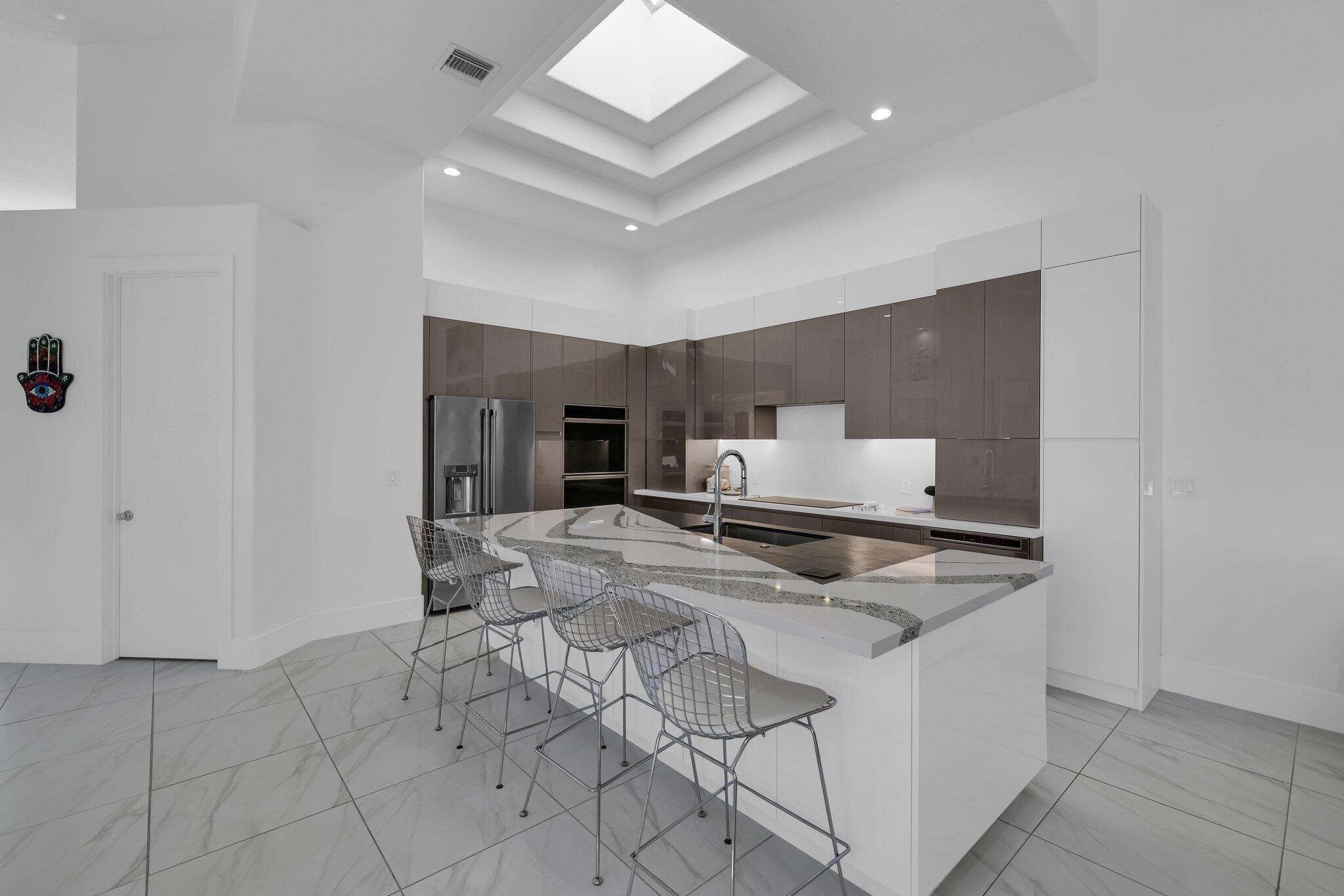 7434 Campo Florido