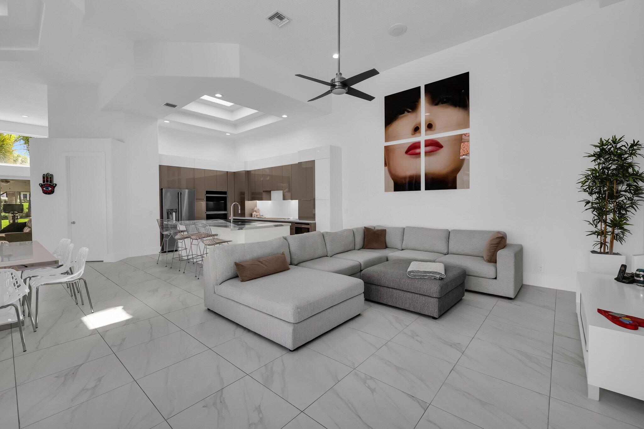 7434 Campo Florido