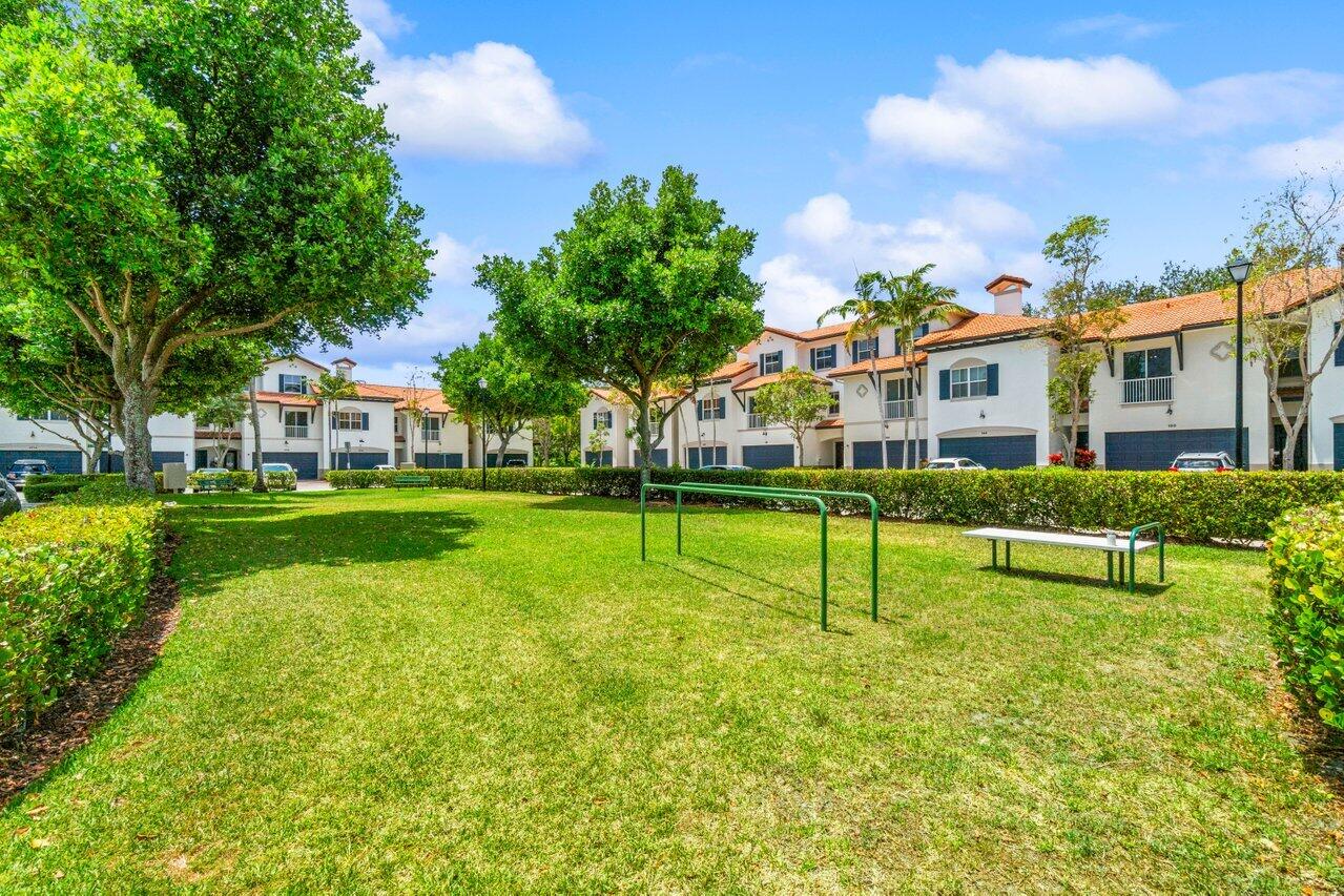 4701 N Prive Circle