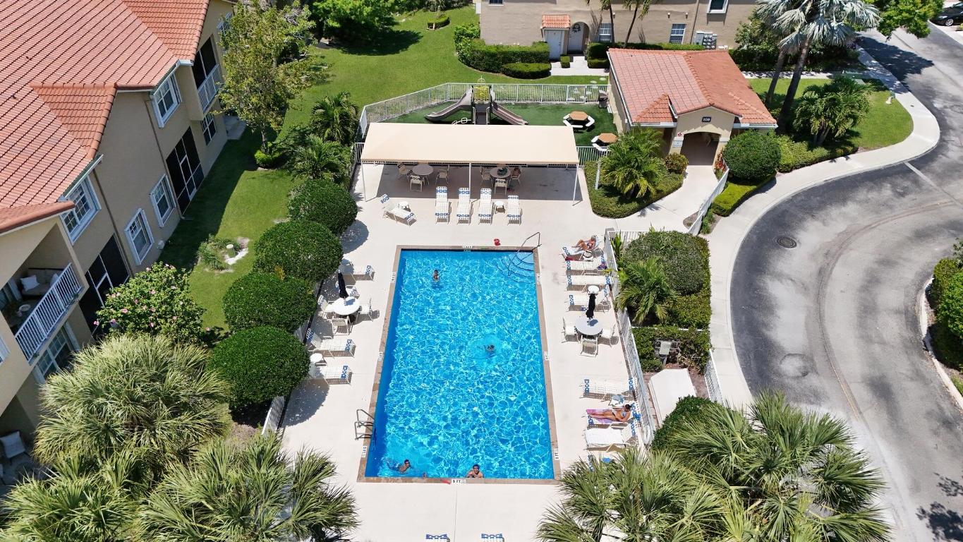 107 Lighthouse Circle H, Tequesta Unit: H