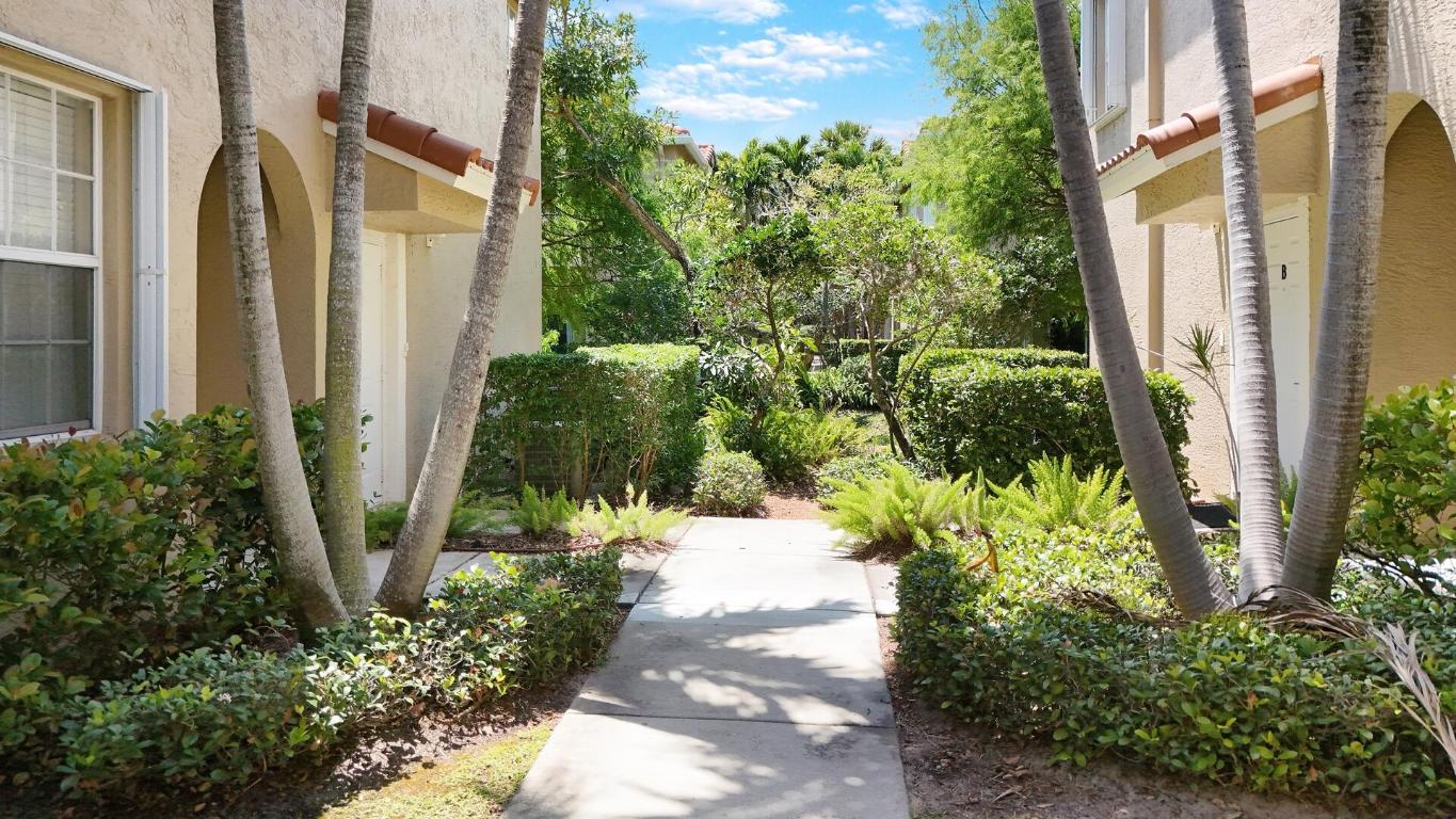 107 Lighthouse Circle H, Tequesta Unit: H