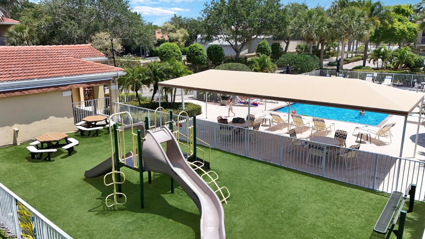 107 Lighthouse Circle H, Tequesta Unit: H