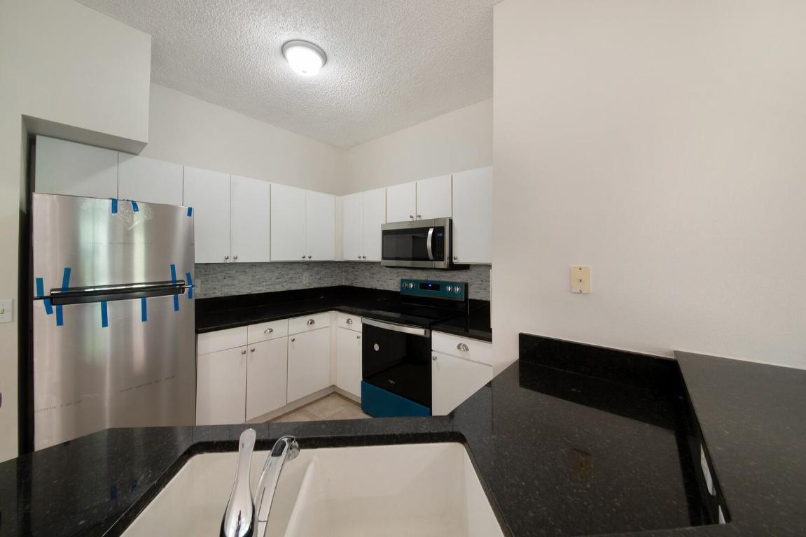 107 Lighthouse Circle H, Tequesta Unit: H