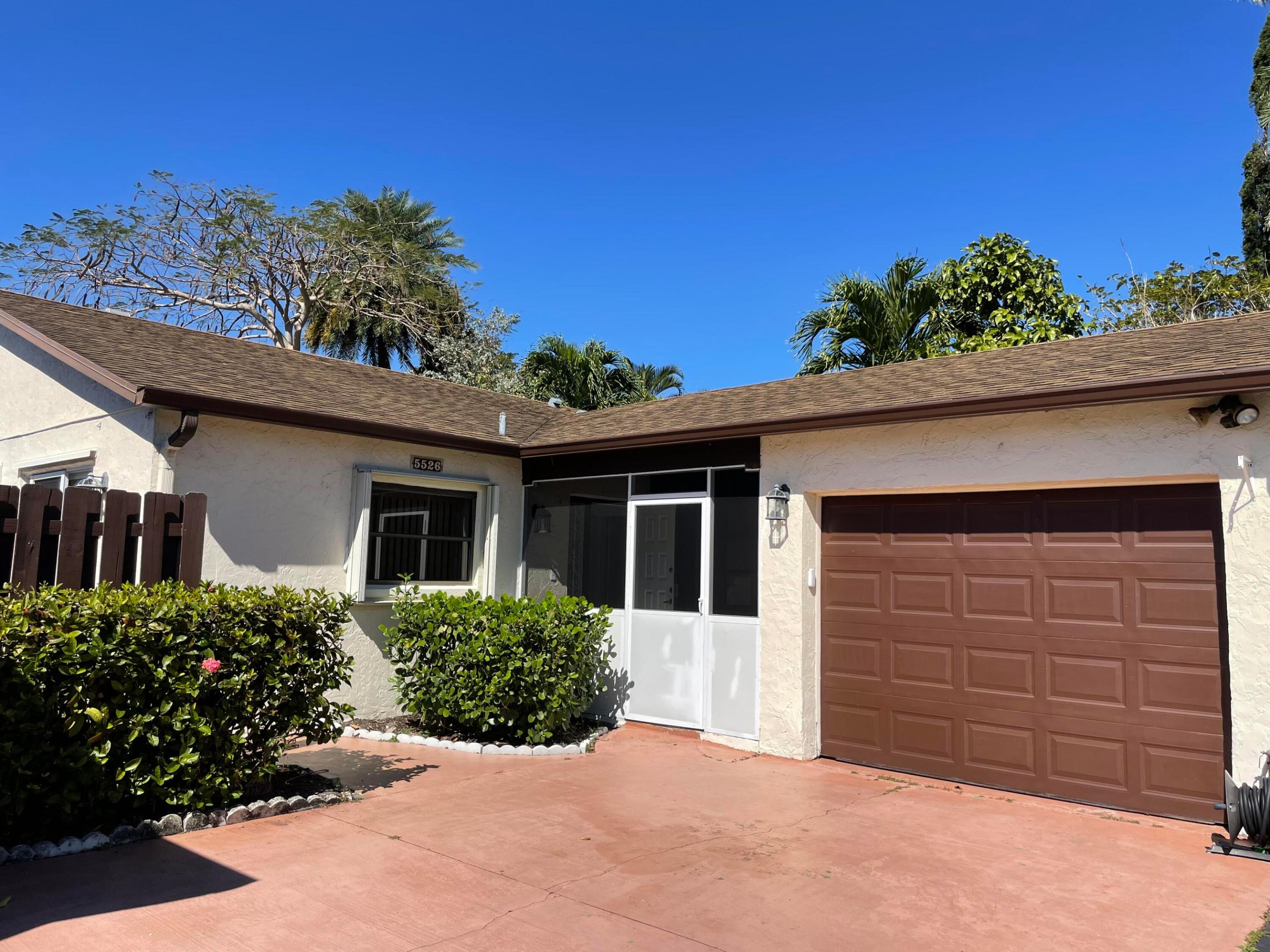 5526 Mirror Lakes Boulevard