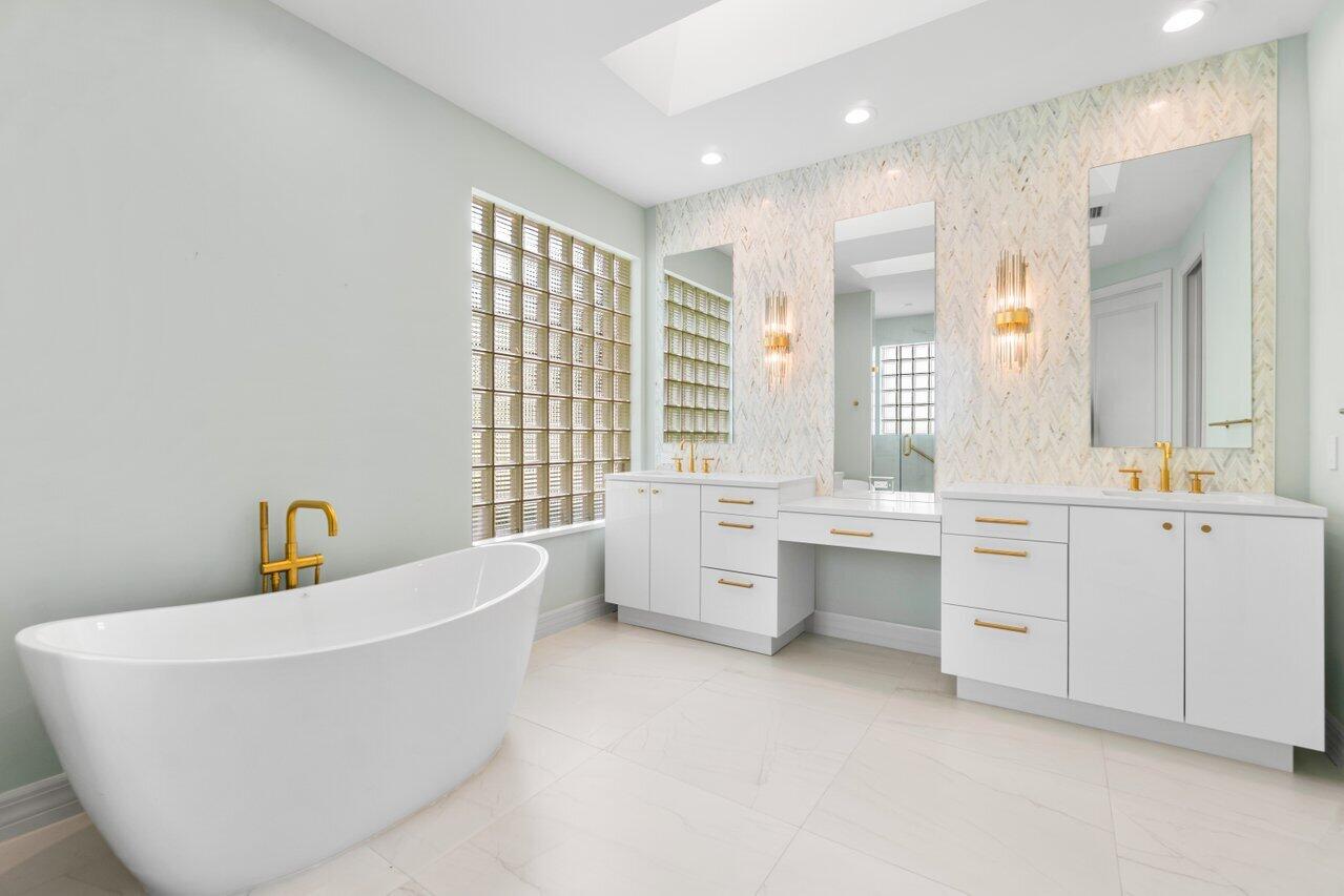 3563 NW Clubside Circle