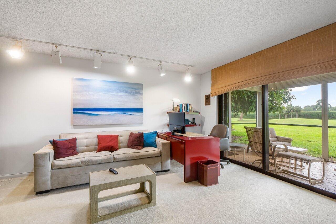 11 Stratford Drive E A