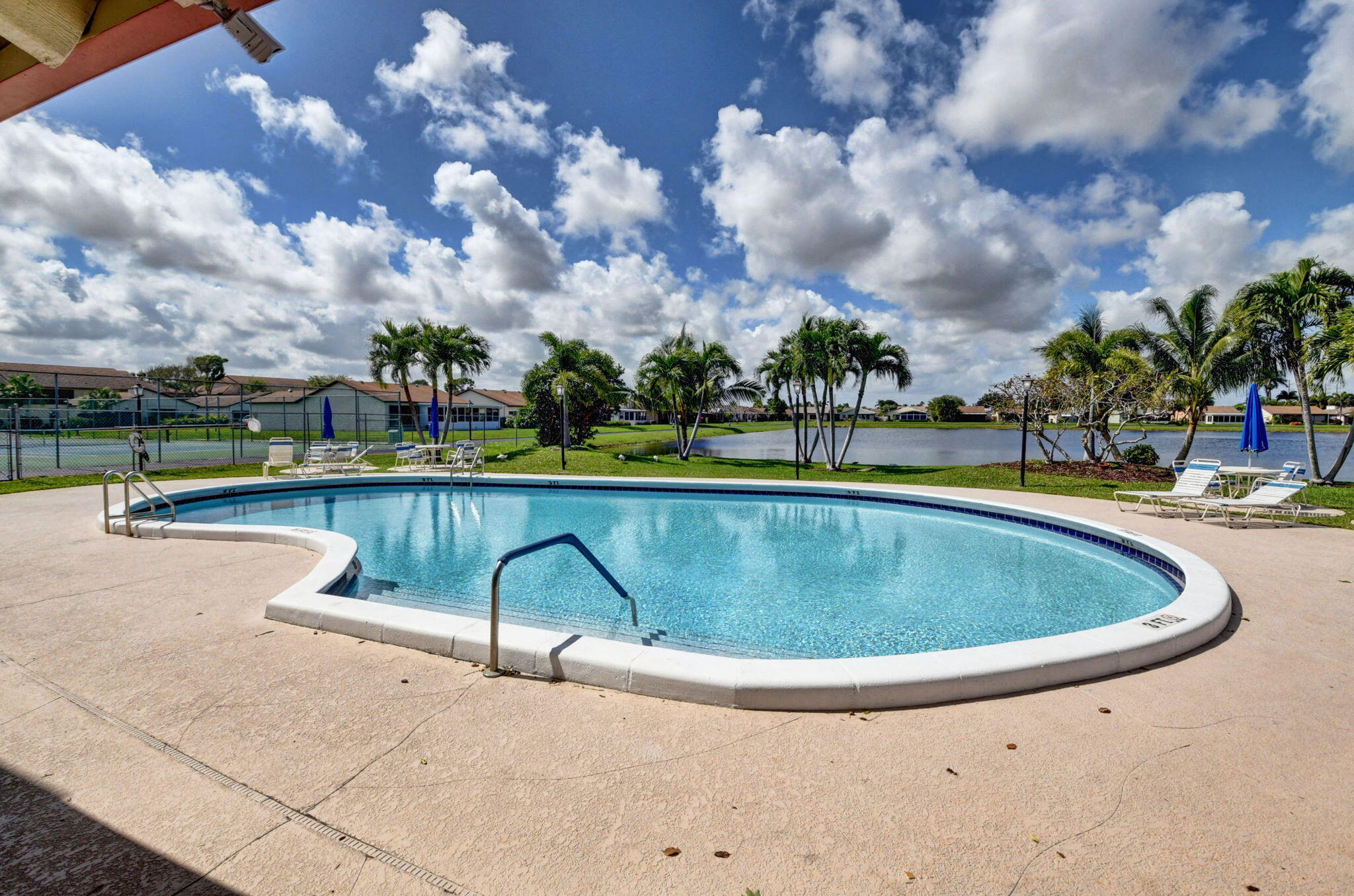 5558 Mirror Lakes Boulevard