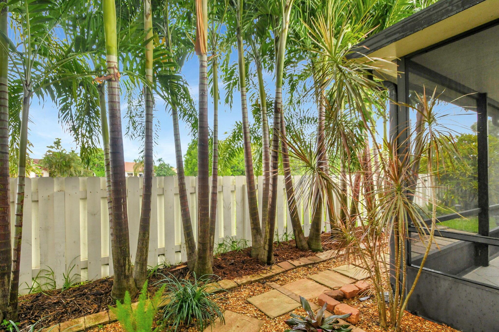 5558 Mirror Lakes Boulevard